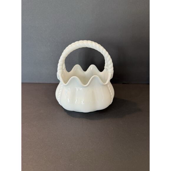 Maryland China White Porcelain Rope Handle Basket Vase Scalloped Edge Taiwan - Picture 6 of 7